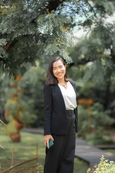 Atraente Confiança Jovem Mulher Asiática Negócio Terno Preto Está Postando — Fotografia de Stock