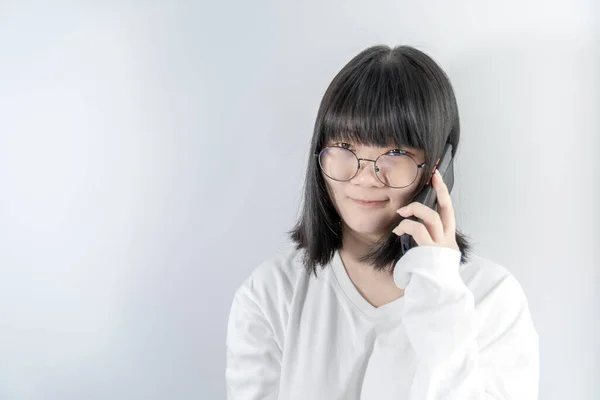 Isolado Muito Asiático Óculos Mulher Fala Fala Linha Com Seu — Fotografia de Stock