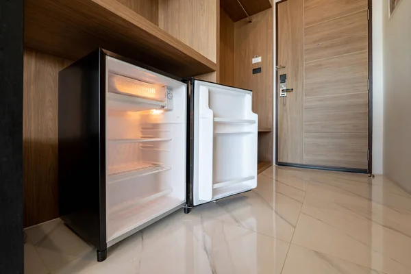 Открыт Небольшой Холодильник Деревянной Стойкой Перед Входом Номер Delux Курорте — стоковое фото