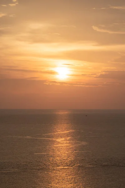 Puesta Sol Mar Través Las Nubes Paisaje Marino Tranquilo Con — Foto de Stock