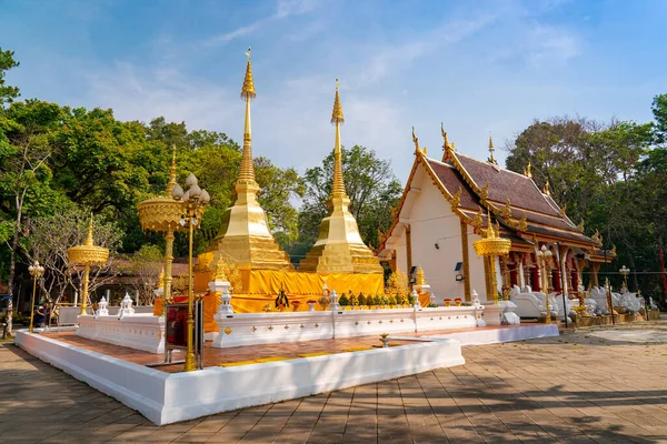Wat Phra Doi Tung Budist Tapınağı ve çevresi, ünlü bir tapınak ve Budizm mekanı. Tayland 'ın kuzeyindeki Chiang Rai eyaletindeki dağa yerleşti..