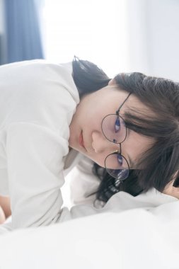 Seksi ve tatlı Japon, Çinli Taylandlı kadın beyaz uzun kollu tişört giyiyor, kameraya bakıyor..