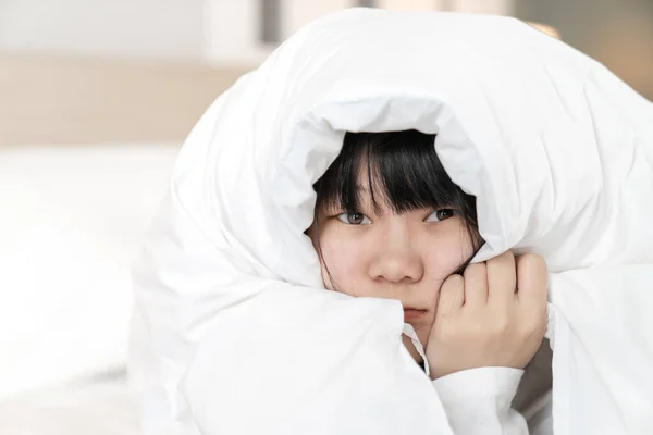 Japonês Chinês Mulher Sente Medo Desconfortável Ela Segura Branco Cobertor — Fotografia de Stock