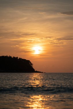 Phuket Adası, Phuket Eyaleti, Tayland 'daki Kata Sahili' nde bulutlu gün batımı manzaralı..