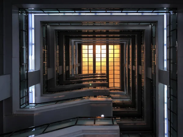 Trap Het Vierkante Gebouw Van Verdieping Schiet Tot Glas Het — Stockfoto