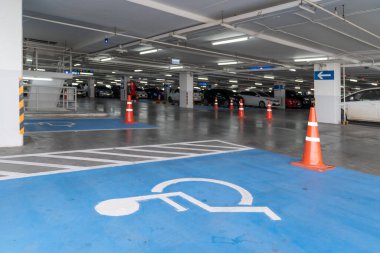 Alışveriş merkezinin kapalı otoparkındaki engelli park alanı..