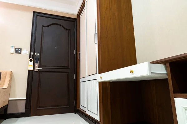 Luxury Deluxe Resort Hotel Room Focus Dark Wood Door Electronic — Stok Foto