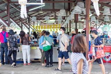 Chiang Mai, Tayland - 18 Ekim 2020, JingJai Market 'in çevresi, el yapımı sanat ve zanaat ürünü, Tayland' ın kuzeyinde, Chiang Mai eyaletinde gıda bölgesi..