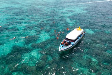 Krabi ili, Tayland - 14 Nisan 2021, Ko Phi Phi Don veya Phi Phi Adası, Tayland 'ın Krabi eyaletinde bulunan ünlü bir tropikal ada.
