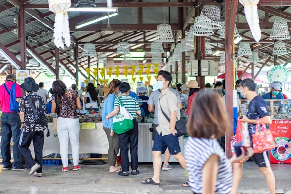 Chiang Mai, Tayland - 18 Ekim 2020, JingJai Market 'in çevresi, el yapımı sanat ve zanaat ürünü, Tayland' ın kuzeyinde, Chiang Mai eyaletinde gıda bölgesi..