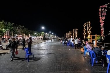 Nakhon Phanom, Tayland - 23 Ekim 2021, Nakhon Phanom Aydınlatılmış Tekne Alayı, kelimenin tam anlamıyla batmayan itfaiye teknesi kuzeydoğulular tarafından kutlanır. Nakhon Phanom, Tayland.