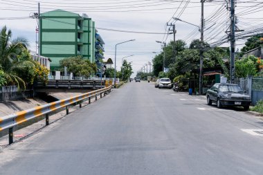 Chonburi Eyaleti, Tayland - 30 Temmuz 2020, Tayland 'ın Chonburi Eyaleti kırsal kesiminde küçük bir kanalı olan yerel yol..