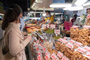 Lampang, Tayland - 28 Mar 2021, Kad Tung Kwain, Coronavirus hastalığının (COVID-19) yerel pazar çevresi. Kuzu eti, Tayland.