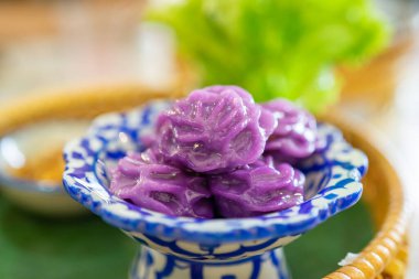 Chor Muang, hasır tabakta eski bir tabakta geleneksel ve klasik Tayland tatlısıdır..