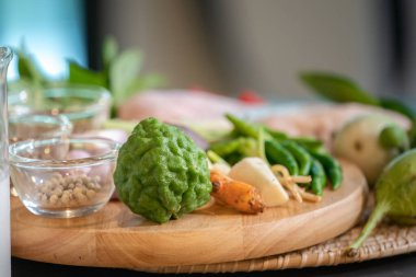 Tayland casusları arasında ahşap tabağa odaklanan bergamotlar.