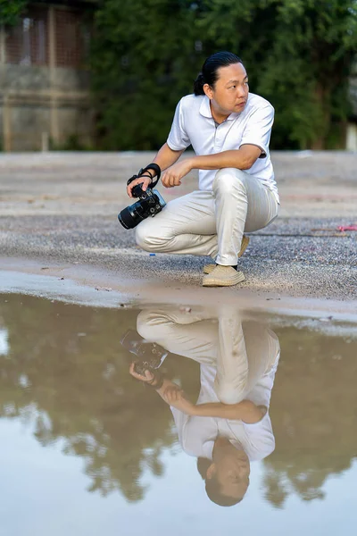 Asian Man Holds Big Black Mirrorless Camera Medium Format Type — Foto de Stock