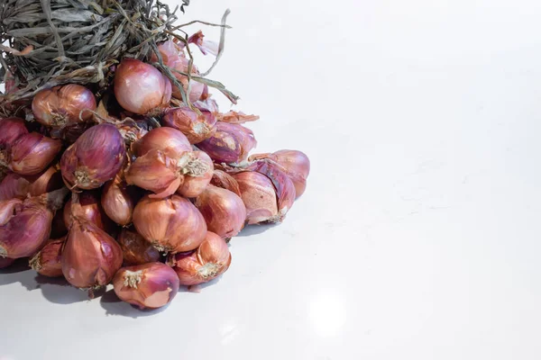 Rosso Mazzo Scalogno Viola Luce Studio Sul Tavolo Marmo Bianco — Foto Stock