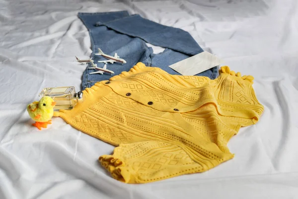 Top Colheita Amarelo Emparelhado Com Jeans Vintage Cor Clara Vem — Fotografia de Stock