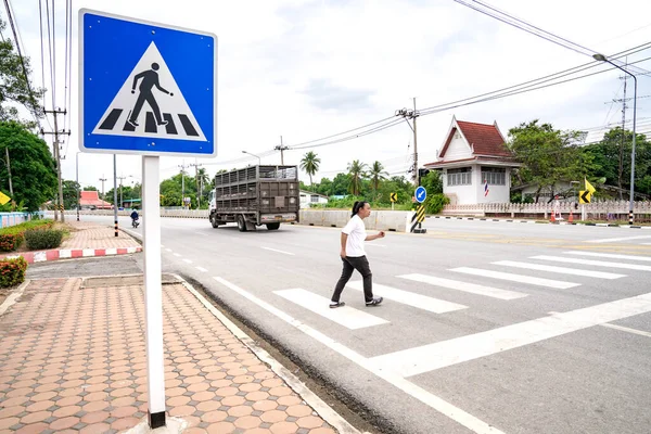 Asijský Muž Připravuje Procházku Běh Přes Přechod Druhou Stranu Thajska — Stock fotografie