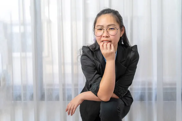 Piccolo Imprenditore Occhiali Asiatici Donna Con Posa Fiducioso Abito Nero — Foto Stock