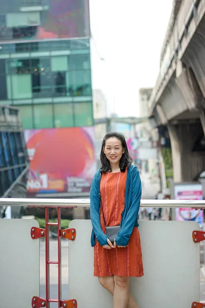 Asian Thai Chinese Woman Stands Poses Frente Terraço Com Fundo — Fotografia de Stock
