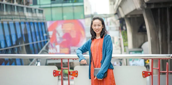 在泰国曼谷暹坊地区 泰籍华裔妇女站在露台前 其建筑背景模糊不清 2022年2月 — 图库照片