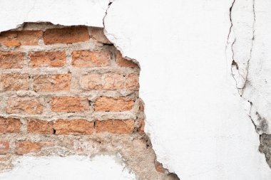 Dışarıdaki çatlak ve kırık beton yüzey duvarı içindeki tuğla kalıbı gösteriyor.