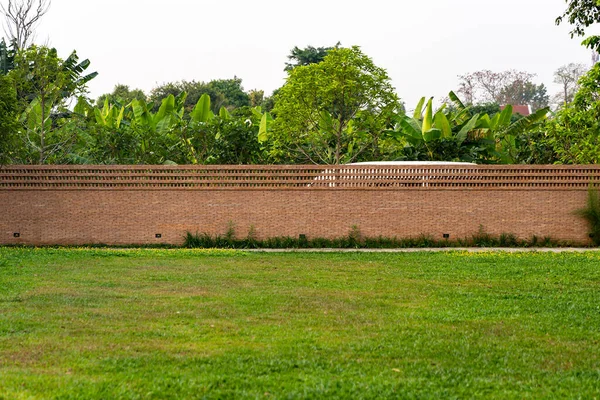 Ceglana Ściana Ogrodzenie Bariera Jest Zaprojektowany Otworem Szczycie Ściany Stylu — Zdjęcie stockowe