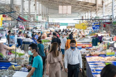 Chonburi Eyaleti, Tayland - 25 Eylül 2020, Asya yerlileri, Tayland 'ın Chonburi Eyaleti' ndeki büyük taze market olan Angsila balık pazarından deniz ürünleri alıp satıyor..
