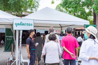 Chiang Mai, Tayland - 18 Ekim 2020, Tayland 'ın kuzeyinde yer alan Chiang Mai eyaletindeki JingJai Market' e girmeden önce sıcaklığı ölçen bölge..