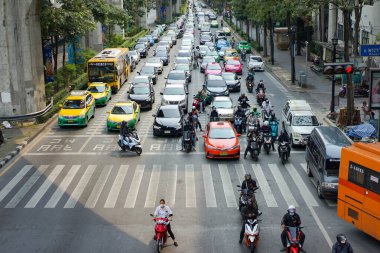Bangkok, Tayland - 11 Şubat 2022, Ratchaprasong Road Environment öğleden sonra, kavşağın ortasındaki trafik yolu ile kavşağın ortasından çekildi., Bangkok, Tayland.