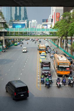 Bangkok, Tayland - 11 Şubat 2022, Ratchaprasong Road Environment öğleden sonra, kavşağın ortasındaki trafik yolu ile kavşağın ortasından çekildi., Bangkok, Tayland.