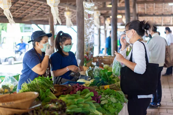 Chiang Mai, Tayland - 18 Ekim 2020, JingJai Market 'in çevresi, el yapımı sanat ürünü, Chiang Mai vilayetinde sebze bölgesi, Tayland' ın kuzeyinde..