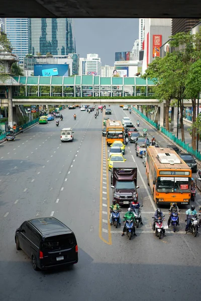Bangkok, Tayland - 11 Şubat 2022, Ratchaprasong Road Environment öğleden sonra, kavşağın ortasındaki trafik yolu ile kavşağın ortasından çekildi., Bangkok, Tayland.