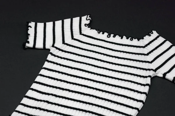 Yatay Siyah Kıvrımlı Kıvrımlı Kıvrımlı Örgü Bir Shirt — Stok fotoğraf