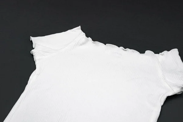 近平面白色针织物T恤的黑色背景与工作室光 — 图库照片