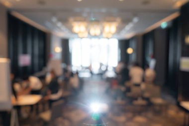 Otel odasının önünde projektör bulunan bulanık atölye atmosferi, bir sunumda arkaplan görüntüsü olarak kullanmak için uygundur.