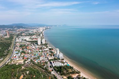 Hua Hin çok iyi bilinen bir şehirdir. Hoş bir atmosferi vardır. Etrafı güzel dağlar ve insansız hava aracı tarafından ele geçirilmiş deniz manzaralarıyla çevrilidir..