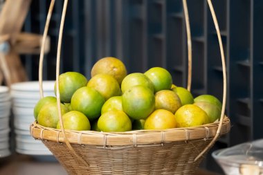Bir sepetteki portakallar, fotoğrafa göre bir parti ya da başka bir yerde açık büfe olabilir..