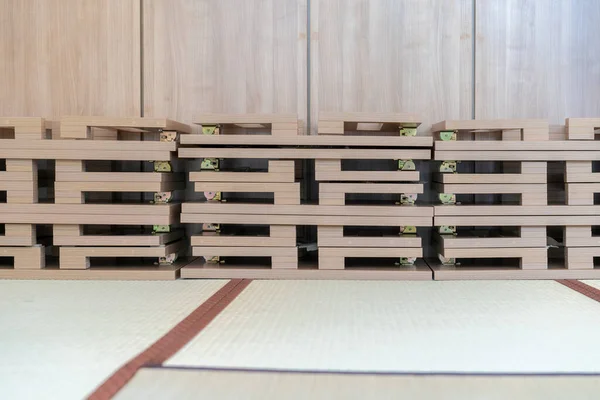 Uma Mesa Dobrável Japonesa Feita Madeira Colocada Centro Imagem Adequada — Fotografia de Stock