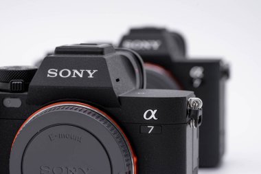 Bangkok, Tayland - 9 Haziran 2022, Sony a7 IV, A7 'nin dördüncü nesil aynasız kamera modelidir. Ekim 2021 'de Tayland' da fırlatıldı..