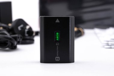 Bangkok, Tayland - 9 Haziran 2022, Sony Pil NP-FZ100 Sony a7iv full-frame aynasız kamera için..