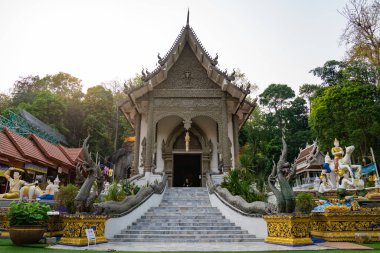 ChiangRai Eyaleti, Tayland - 26 Mar 2021, Wat Phra Pha Ngao Budist uygulama alanının tapınağı ve yeridir, Chiangsaen Maekhong nehri, Laos dahil olmak üzere.