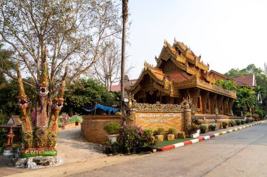 ChiangRai Eyaleti, Tayland - 26 Mar 2021, Wat Phra Pha Ngao Budist uygulama alanının tapınağı ve yeridir, Chiangsaen Maekhong nehri, Laos dahil olmak üzere.