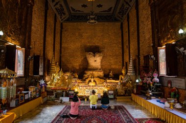 ChiangRai Eyaleti, Tayland - 26 Mar 2021, Wat Phra Pha Ngao Budist uygulama alanının tapınağı ve yeridir, Chiangsaen Maekhong nehri, Laos dahil olmak üzere.