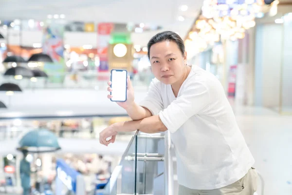 Ασιάτης Ταϊλανδός Μακρυμάλλης Άντρας Λευκό Μπλουζάκι Στέκεται Στο Πολυκατάστημα — Φωτογραφία Αρχείου