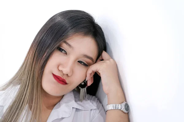 Seorang Wanita Asia Muda Membuat Wajah Pipi Dan Menyipitkan Mata — Stok Foto