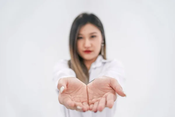 Leere Sache Bei Jungen Asiatischen Frauen Zwei Hände Werden Vor lizenzfreie Stockfotos