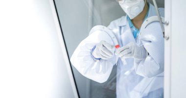 ATK, burun temizleme çubuğu tutan tıbbi personelin elleri, koronavirüsümüz olup olmadığını anlamak için negatif basınç ameliyathanesinden mikrop topluyor..