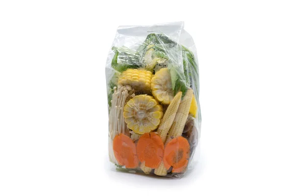 胡萝卜 玉米和金针菇已准备好在透明的塑料袋中以白色背景销售 收割路径 — 图库照片